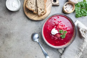 Come fai a rendere rosso borscht? Lo chef ha mostrato nella vita di TikTok hack dalle mense