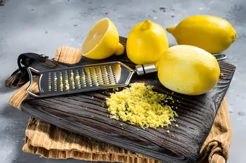 Come grattugiare una buccia di limone? Consigliamo un trucco che non si sporca una grattugia con