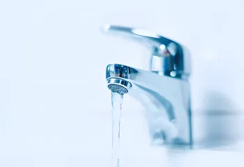 L'acqua calda non fluisce dal rubinetto: qual è il problema e come risolverlo rapidamente