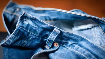 Perché i jeans dovrebbero essere imbevuti di aceto: il risultato sorprenderà molti