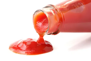 Perché immergere gioielli d'argento in ketchup? Si noterà l'effetto in 5 minuti.