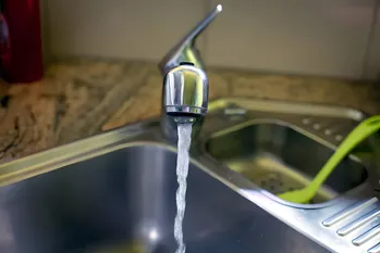 Perché legare un limone a un rubinetto della cucina? Si noterà l'effetto dopo un paio di ore.