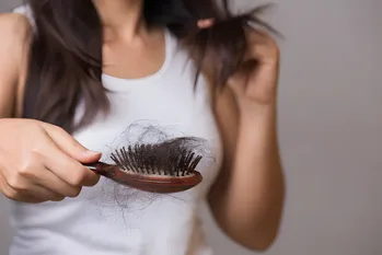 Quanto è facile pulire il pettine dei capelli: il trichologist ha condiviso un semplice trucco di vita